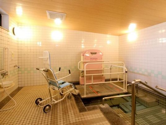 バリアフリー設計の浴室