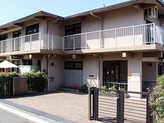 2階建の落ち着いた外観