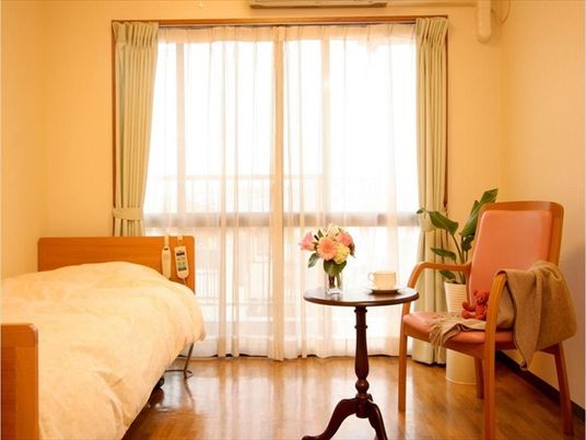 明るい個室の居室空間