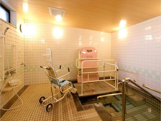 バリアフリー設計の浴室