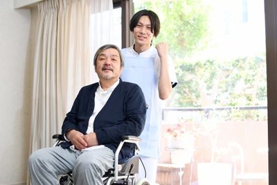 明るいリビングで笑顔の介助