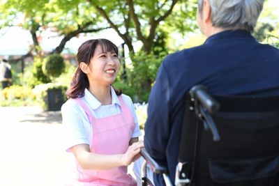 笑顔で話すスタッフと利用者