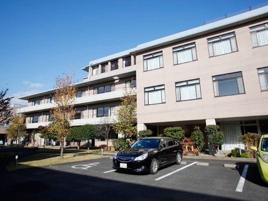 建物外観と駐車場の様子  