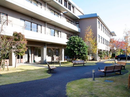 建物前の庭  