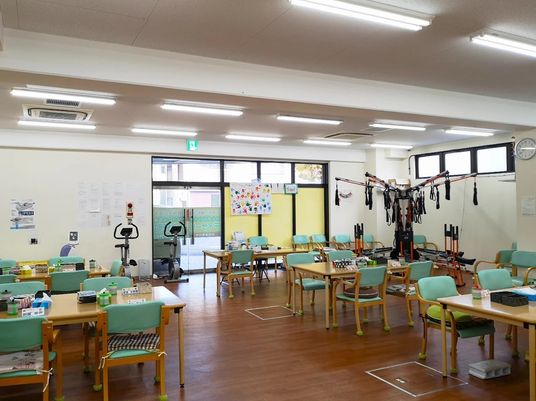 機能訓練室の明るい室内