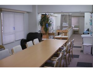 長いテーブルと椅子の会議室