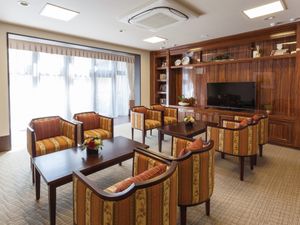 明るい木目調のラウンジ