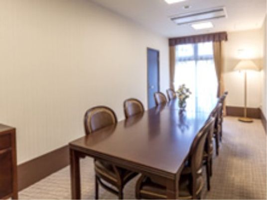 会議用テーブルのある部屋