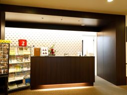 応接エリアの木目調カウンター