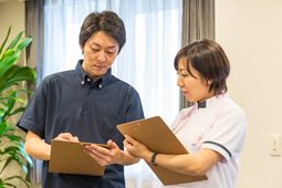 スタッフが情報共有中