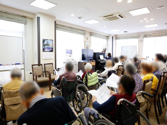 椅子に座る人々の集会室