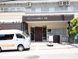 明るい外観の建物エントランス