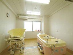 明るい浴室設備