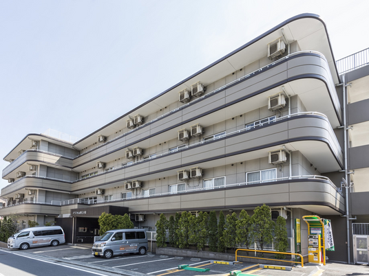 建物外観の昼間の風景
