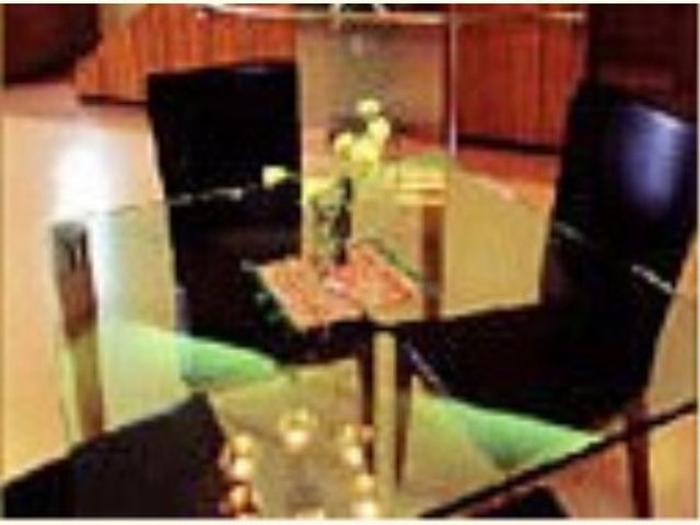 応接室のテーブルセット テーブル 落ち着いた雰囲気の応接室です。椅子に腰掛けて、ゆったりとした対話が楽しめる空間となっています。
