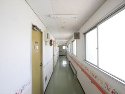 明るい廊下の風景