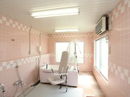 ピンクタイルの明るい浴室