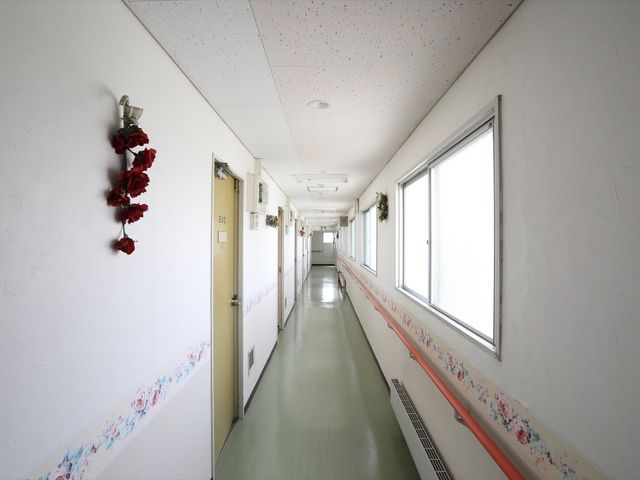 明るい廊下の風景 廊下  廊下には装飾が施され、ゆったりと移動することができる構造です。ここでのお仕事は快適さを提供することも一つの役割となります。