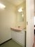 サムネイル 施設の写真 洗面台が壁際に設置されており、ハンドソープが置かれている。洗面台の下や隣は戸棚となっており、物を収納することができる。