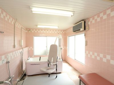 介護施設の明るい浴室 