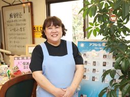 スタッフが笑顔で立つエントランス