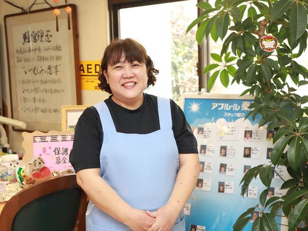 スタッフが笑顔で立つエントランス