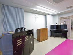 多目的室の明るい内装