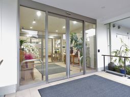 ガラス扉とエントランス