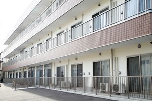 静かな建物の外観