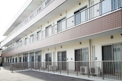 静かな建物の外観