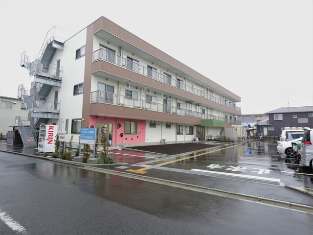 清潔感のある建物外観 外観 明るく開放的なデザインの建物です。将来の職場として、温かみのある雰囲気を感じていただけるでしょう。