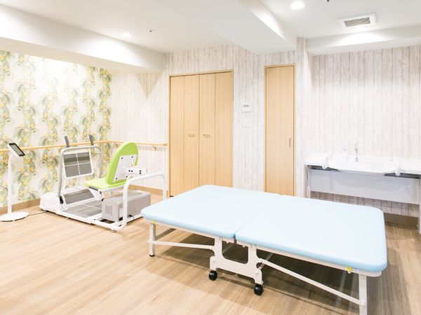 リハビリ機器が整った部屋
