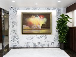 エントランスの壁画と植物