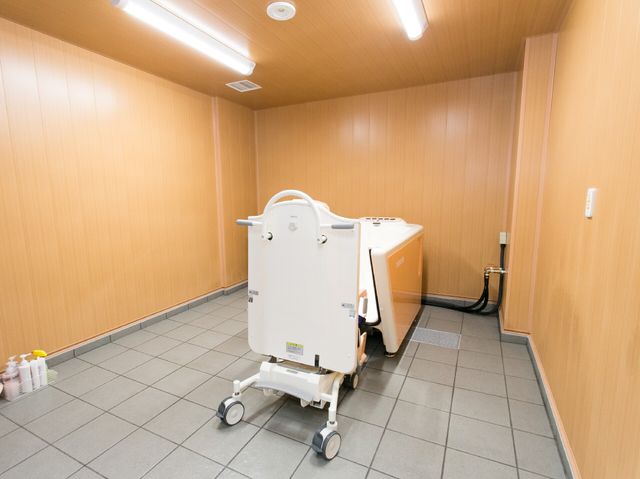 移動浴槽と浴室内装備 機械浴室 清潔感のある浴室には、利用者様の身体状況に合わせた移動浴槽が設置されており、安心してご使用いただけます。