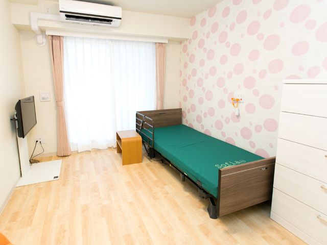 居室の明るいインテリア 居室 ゆったりとした居室です。日の光が差し込む空間で快適な生活をサポートします。