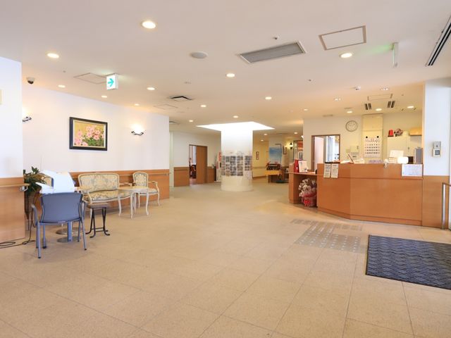 広々とした明るいロビー フロント ゆったりとした空間の受付ロビーです。ご来訪時には、スタッフが笑顔でお迎えいたしますので、安心してお過ごしいただけます。