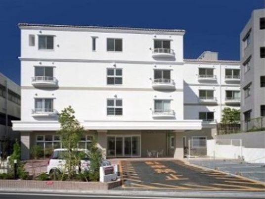 清潔な白い外観の建物