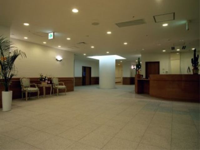 広々とした明るいロビー ロビー ゆったりとしたスペースの快適な待合室です。清潔感があり、落ち着いた雰囲気でお待ちいただけます。