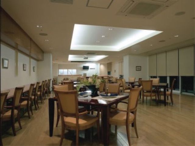 広々とした明るい食堂 食堂 ゆったりとした造りの食堂です。共有スペースでの業務は、ここで行われることが多いですよ。