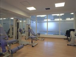 明るいフィットネスルーム