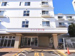 白い建物のエントランス