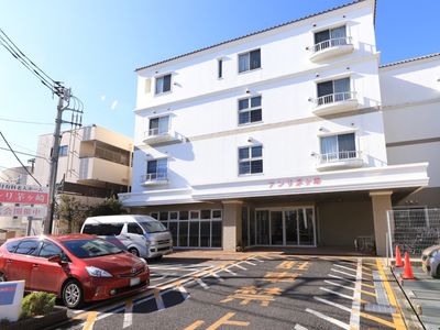 晴れた日のエントランス外観