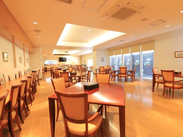 明るい配色の食堂 食堂 広々とした空間の食堂は天井が高く、窓から自然光が差し込んでいます。利用者の方々がゆったりとお食事を楽しめる環境が整っています。
