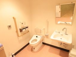 バリアフリー設計のトイレ