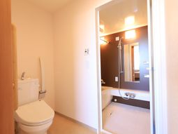 清潔な洗面台とトイレ