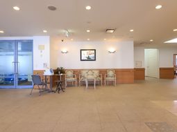 明るいエントランスの様子