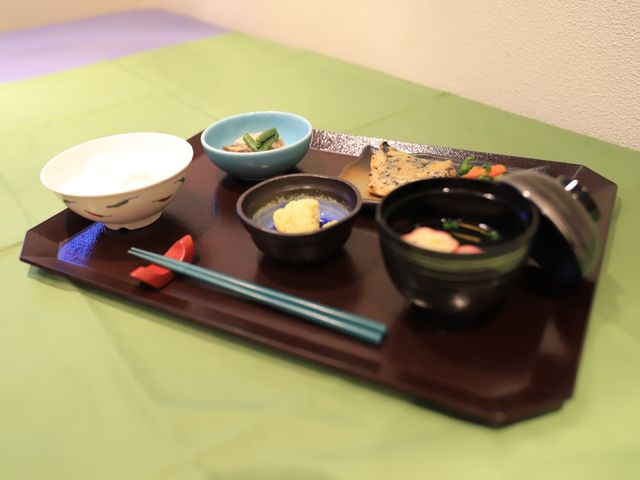 和風の食事セット 食事 栄養バランスを考えた和食メニューが整っており、健康を支える食事を大切にしています。優しい味付けで毎日の食事が楽しみになることでしょう。