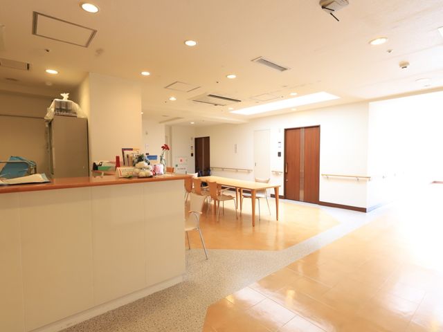 広々とした清潔な空間 フロアロビー ゆったりとした明るいラウンジです。手すりが設置され、安全に配慮された空間となっています。