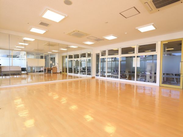 広々と明るい機能訓練室