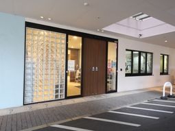 明るいエントランス外観